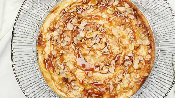 Gâteau aux pommes, amandes et sauce au caramel