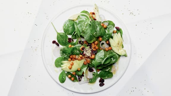 Salade aux graines de chanvre, pois chiches rôtis et canneberges