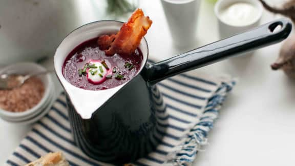 potage de betteraves et sa garniture de bacon