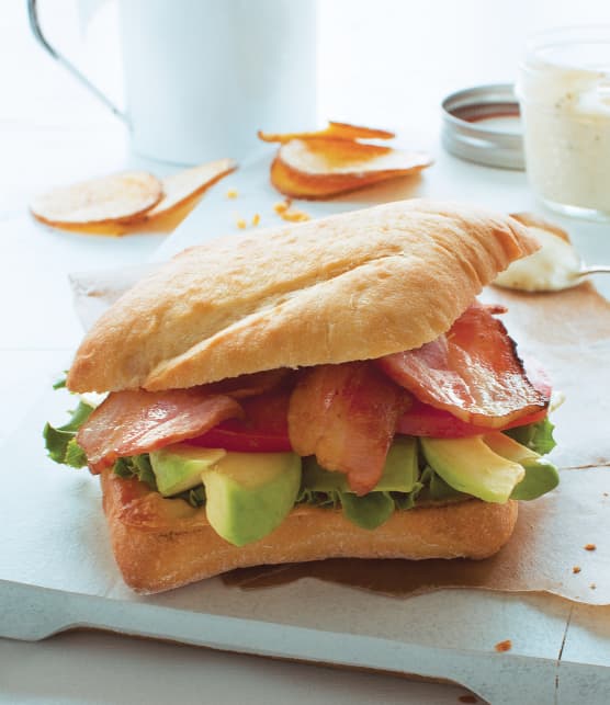 BLT sur focaccia au fromage fondant et à l'avocat avec croustilles maison