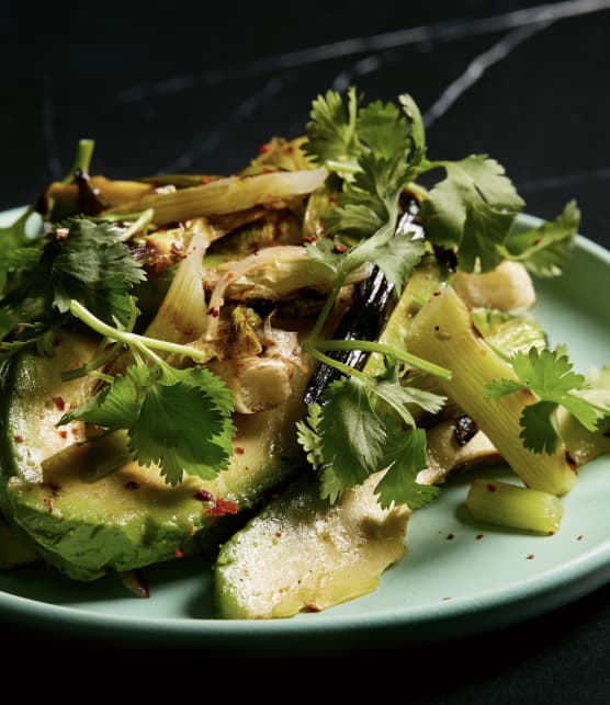 Salade d'avocats grillés, oignons verts et lime brûlés