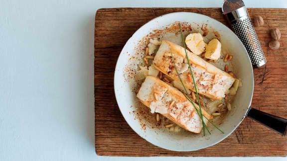 pavé de flétan poêlé au parmesan et aux pignons