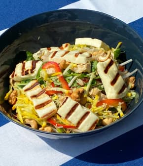 Salade-repas au poulet et halloumi