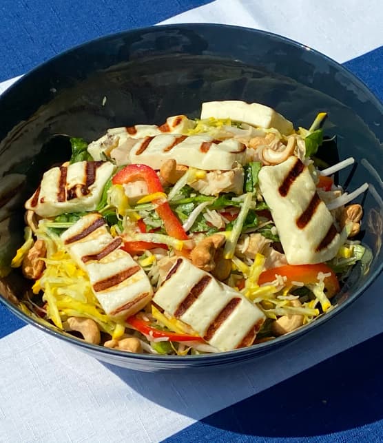 Salade-repas au poulet et halloumi