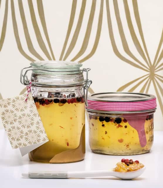 gelée de vin blanc au poivre rose et aux baies de genièvre