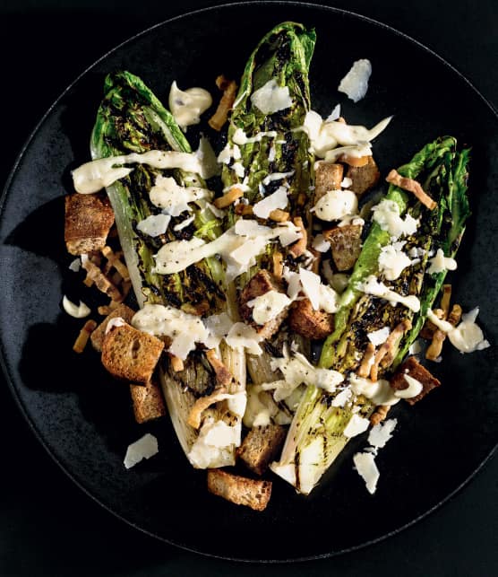 Salade César à la laitue grillée