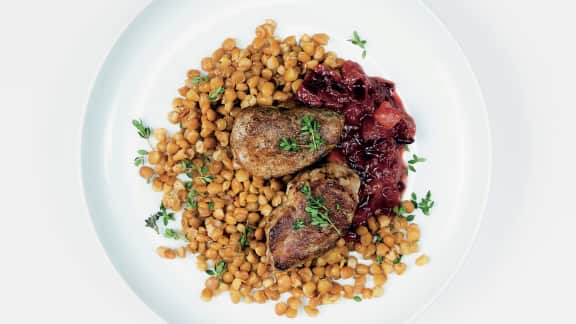 Filet de porc aux prunes et ras el hanout sur lit de lentilles au thym