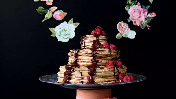 Gâteau étagé aux crêpes, crème pâtissière au chocolat et aux framboises et ganache noire