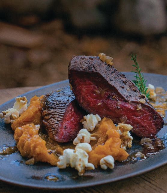 Surlonge d’orignal, purée de patate douce et popcorn au myrique baumier