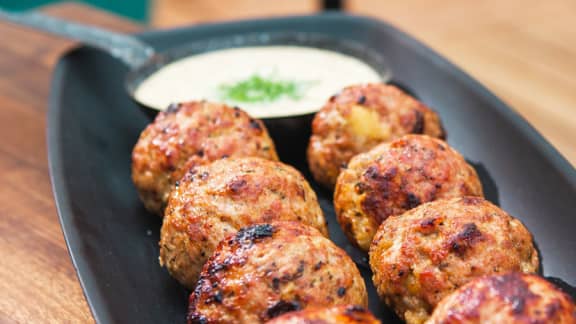 Boulettes de veau et porc sur le BBQ avec aïoli à la moutarde