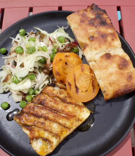 Cheddar frais grillé, salade de fenouil et de radicchio, abricots grillés