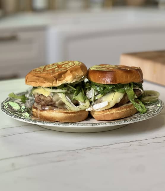 Burger de dindon, salade de fenouil et de pommes et mayonnaise à l’oignon confit de Folks and Forks