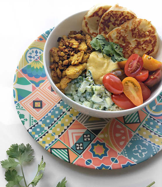 Bol au tempeh croustillant, halloumi grillé et cari