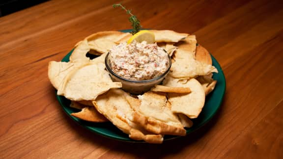 Trempette méditerranéenne et croustilles de pita