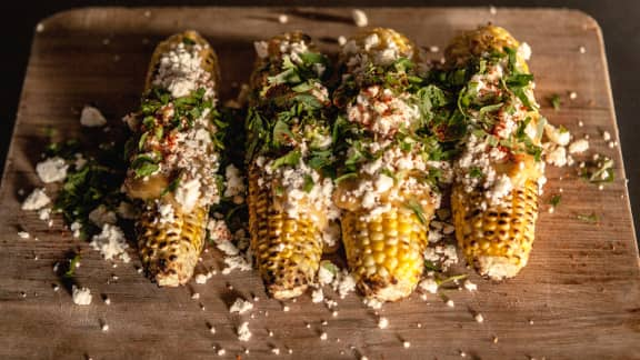 Maïs grillé, mayo pimentée et miettes de feta