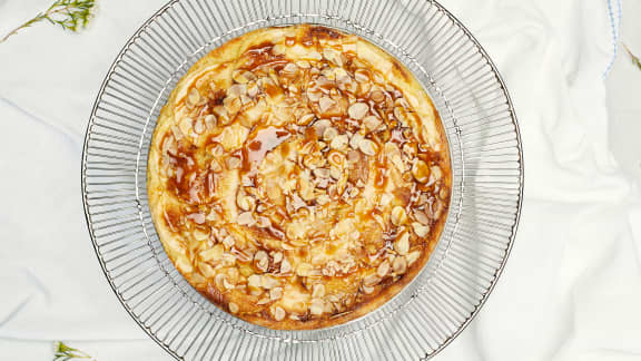 Gâteau aux pommes, amandes et sauce au caramel