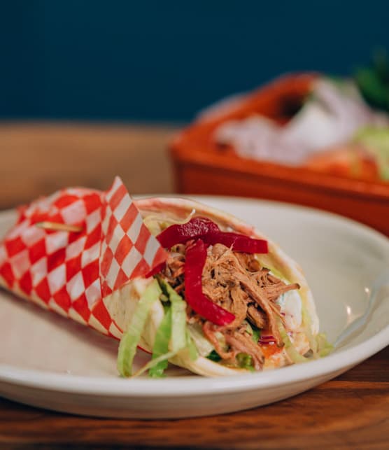 Gyros d’épaule de porc braisée avec tzatzíki maison