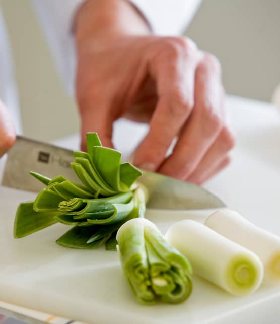 Comment couper un poireau correctement et que faire avec ses feuilles?