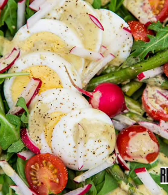 Salade jardinière aux oeufs et vinaigrette crémeuse au pesto