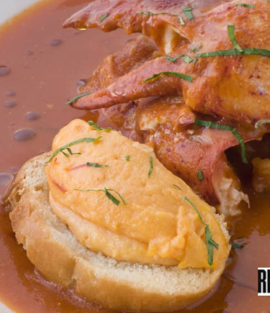 Bisque de homard truffée, sa rouille et ses croûtons