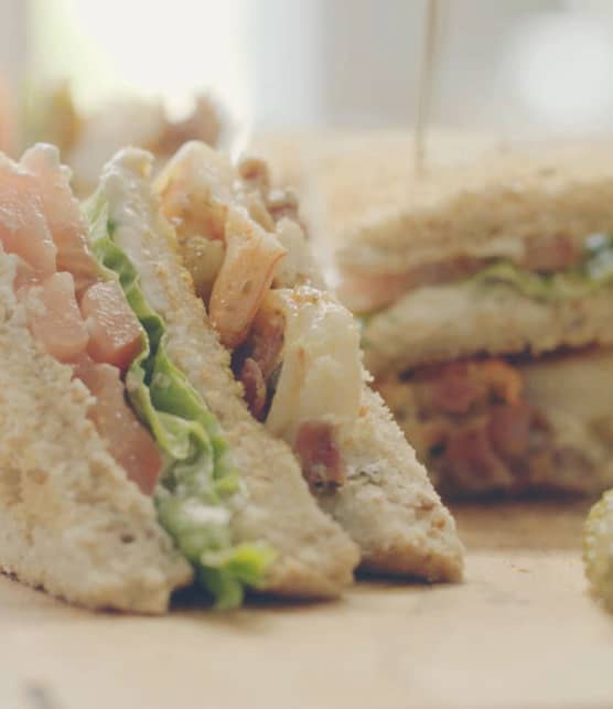Club sandwich aux crevettes & au pesto