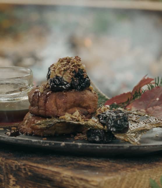 Blinis classiques à la farine de quenouille, pruneaux confits, sirop de café et sucré-salé d’avoine