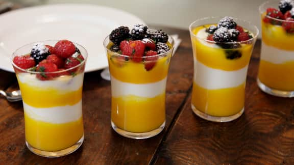 pouding santé à la mangue et aux petits fruits macérés