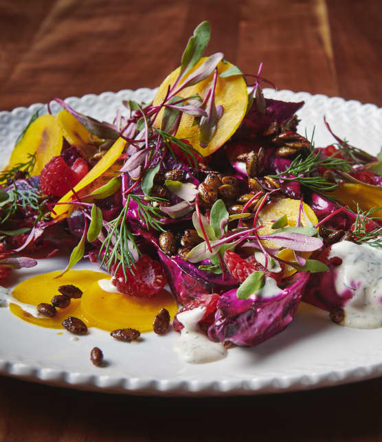 Salade de betteraves cuites au four et fumées au foin d’odeur, de betteraves jaunes marinées et de vinaigrette crémeuse à l’aneth