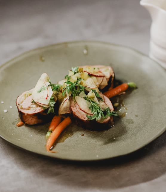 Roulade de porc au chou, salade, sauce fromagère à la bière et genévrier