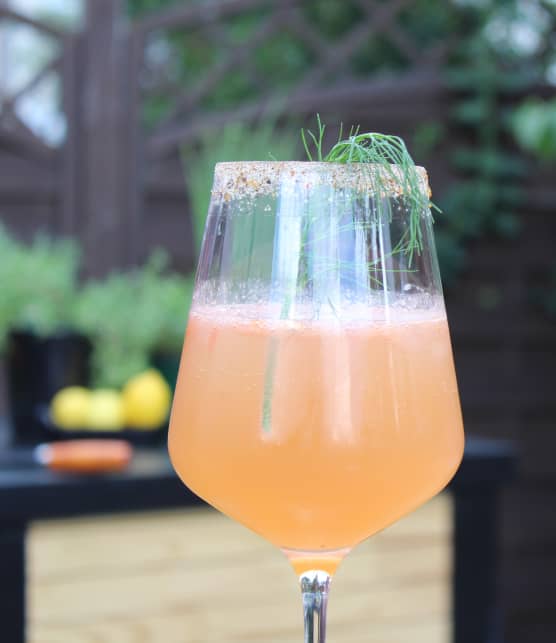 Cocktail au porto blanc et au pamplemousse grillé