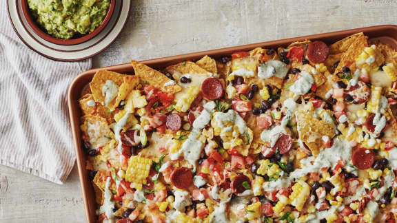 Samedi midi : Nachos aux haricots noirs, saucisson épicé & guacamole à la mangue