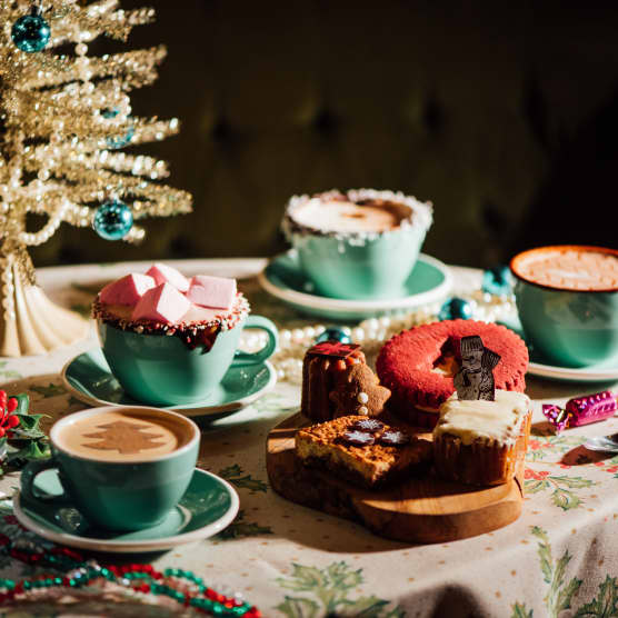 Cette taverne de Noël vous plonge dans la magie des fêtes avec un menu (et décor) festif à souhait