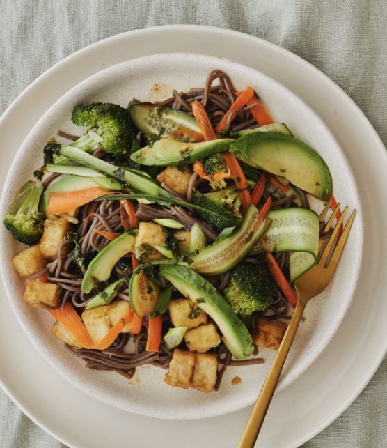 Salade de nouilles soba au tofu & aux légumes