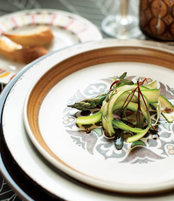 Salade d'émincé d'asperges, vinaigrette parfumée à la truffe