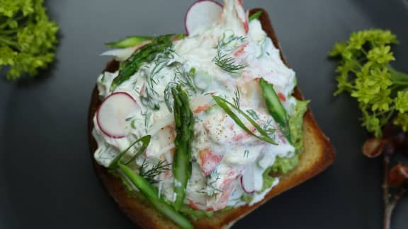 Tartine de crabe des neiges