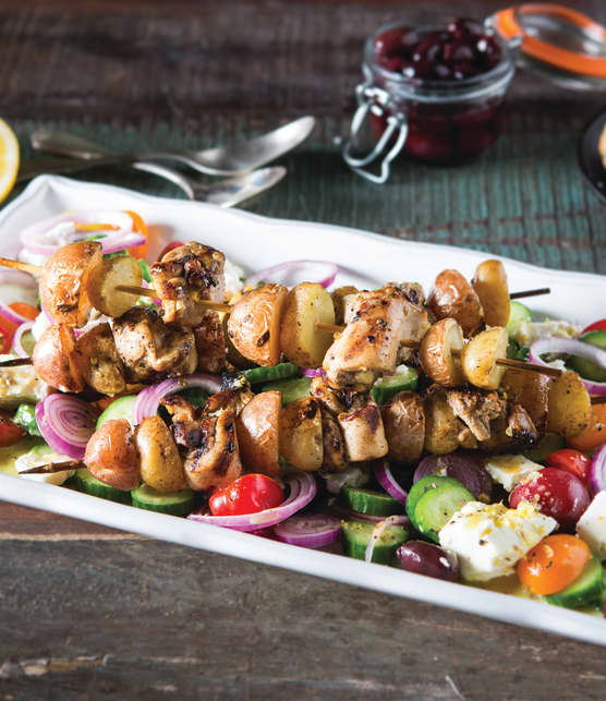 Kebabs grillés avec patates grelots et salade grecque