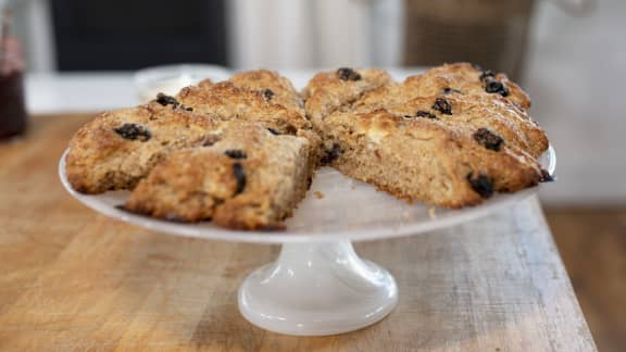 Scones à la farine d’épeautre, cerises séchées et chocolat blanc