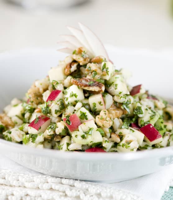 Salade d'orge aux herbes, aux pommes et aux pacanes