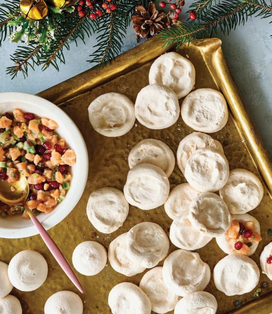 Mini meringues au tartare de saumon et à la grenade