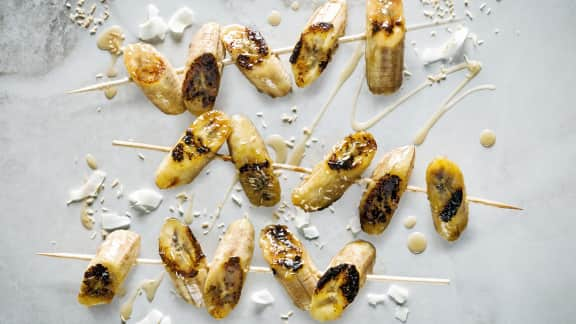 Bananes grillées avec sauce à la noix de coco et au caramel