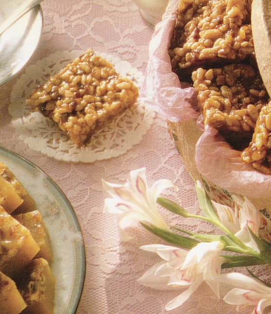 Carrés croustillants au riz et aux dattes