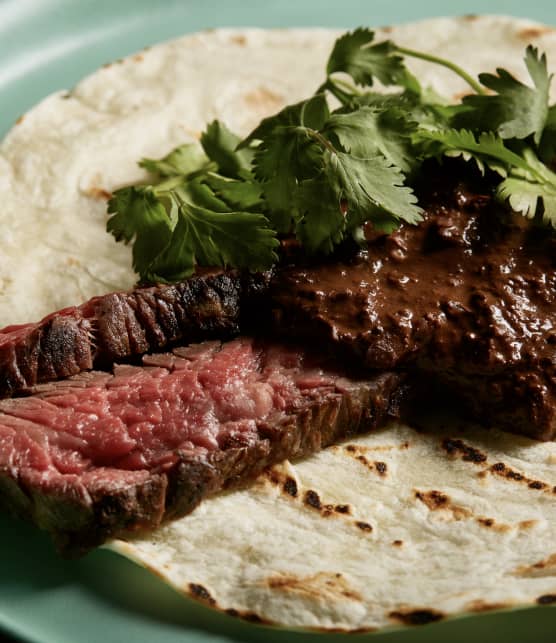 Boeuf grillé, tortillas et mole maison