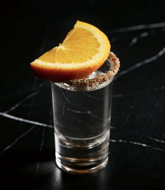 Shooter de mezcal, orange et sel de grillon