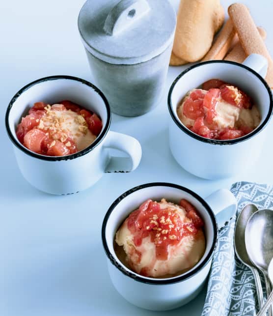 Garniture de rhubarbe à l'érable sur crème glacée à la vanille