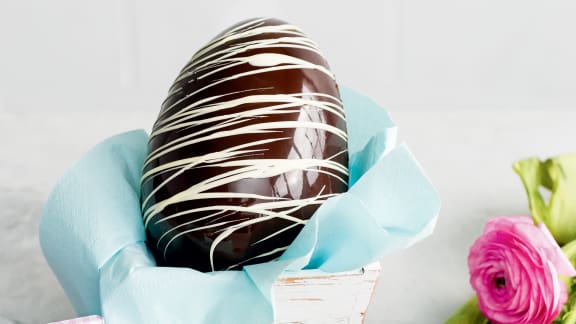 Confectionner un oeuf de Pâques surprise en chocolat en 6 étapes faciles