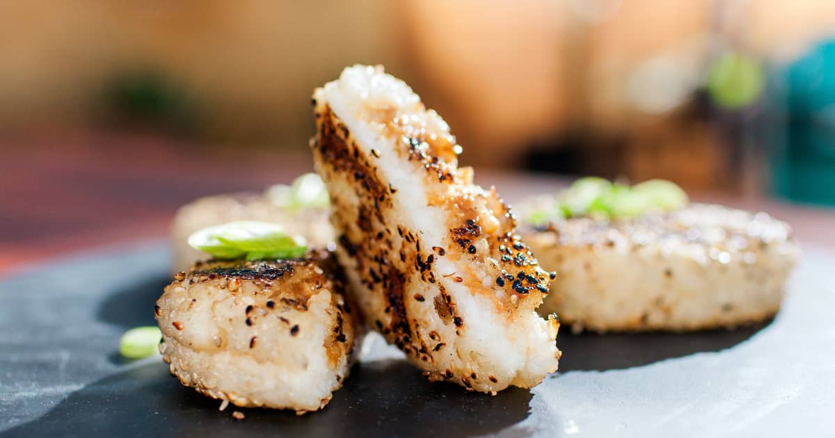 Recette de gâteaux de riz grillés farcis au miso | Zeste