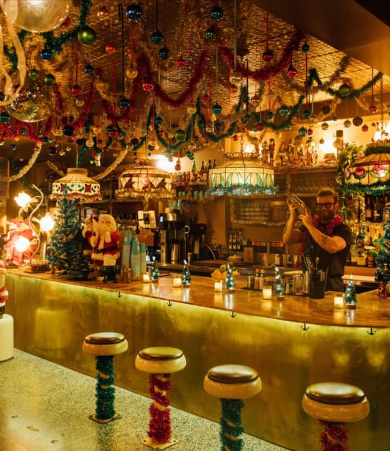 Cette taverne de Noël vous plonge dans la magie des fêtes avec un menu (et décor) festif à souhait