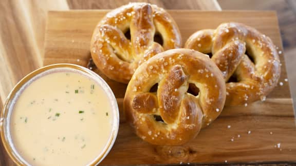 Bretzels et trempette au fromage