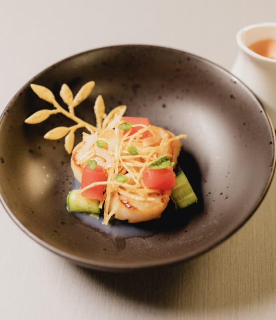 Pétoncles, beurre blanc à la rhubarbe et melon compressé