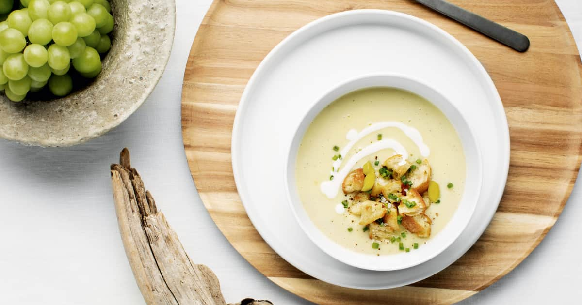 Velouté de poireaux au curry et glaçon de chantilly aux herbes